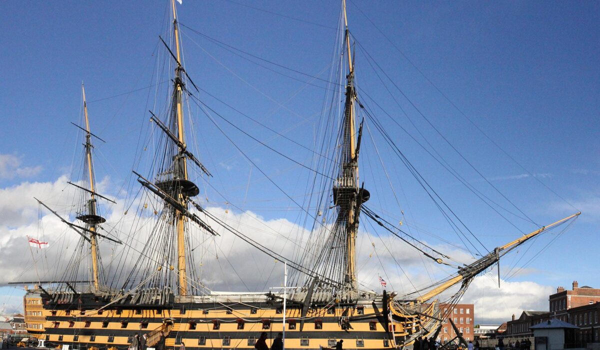 HMS Victory at Portsmouth por Cimosteve via Wikipedia