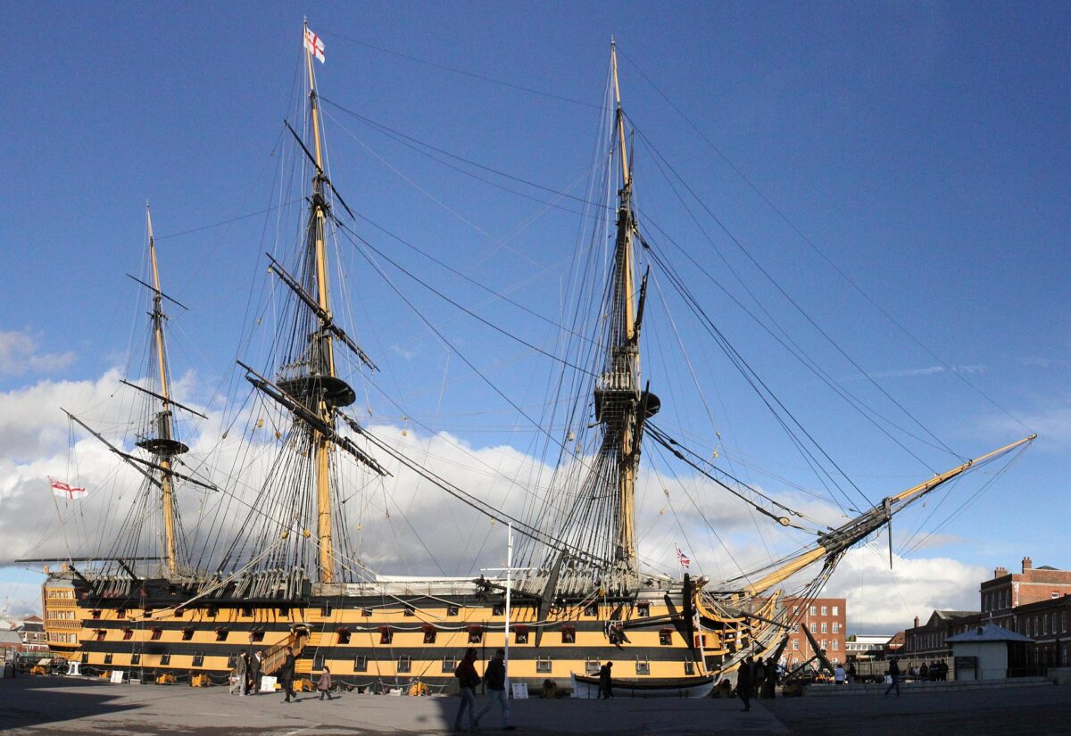 HMS Victory at Portsmouth por Cimosteve via Wikipedia