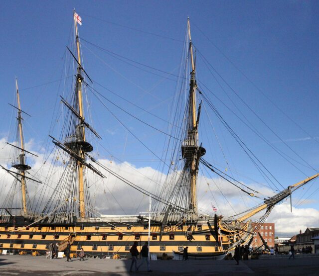 HMS Victory at Portsmouth por Cimosteve via Wikipedia